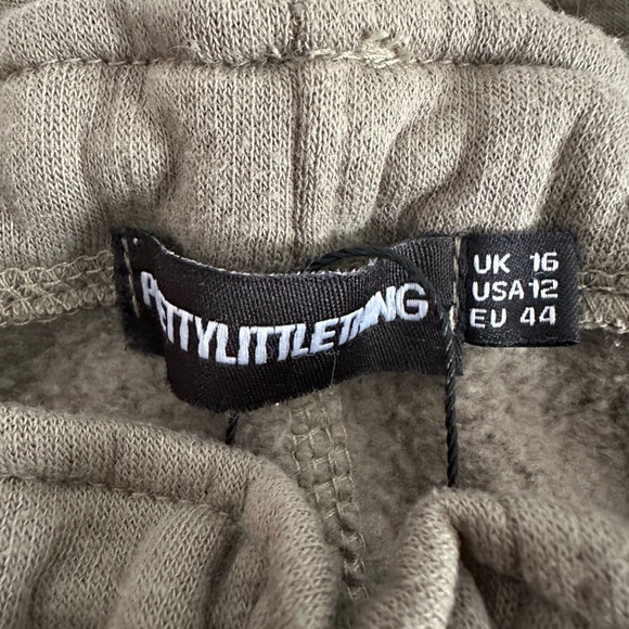 baggy green kaki sweatpants, PRETTYLITTETHINGS - Picture 3 of 4